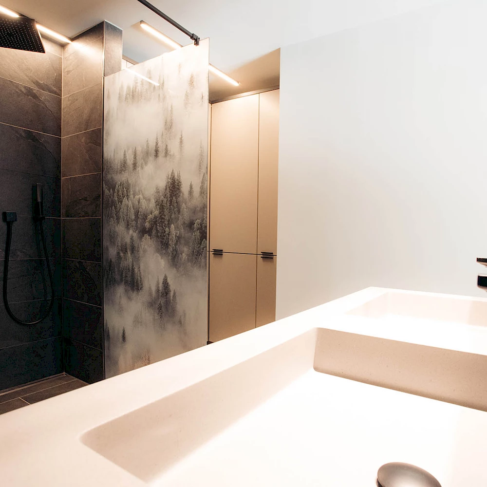 Modern ausgestattete Badezimmer mit Föhn und Kosmetikartikeln in der Ferienwohnung Ischgl im sGmaitli.