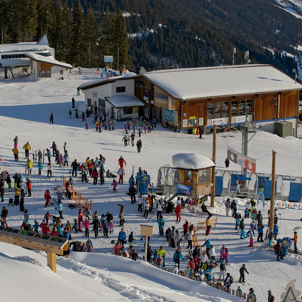 Sunnymountain Skispaß für Groß und Klein im Skigebiet Kappl bei besten Schneeverhältnissen.